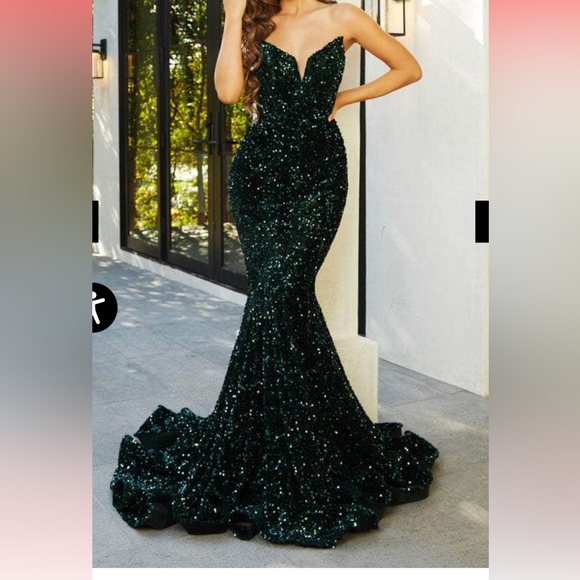 Portia and Scarlett's Enchanting Emerald Velvet Gown: Shimmer and Captivate